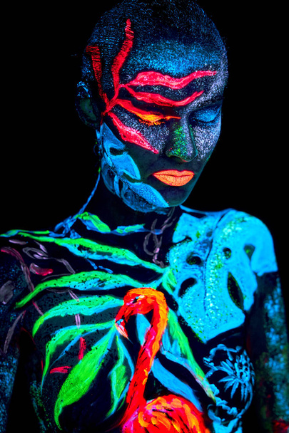 Close up UV portrait of a bodyart flamengo - Φωτογραφία, εικόνα