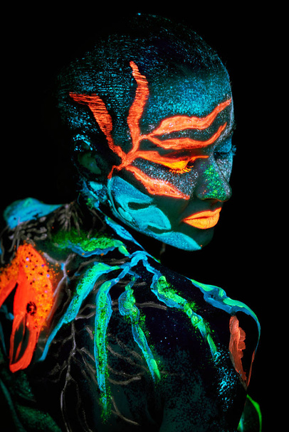 Close up UV portrait of a bodyart flamengo - Фото, зображення