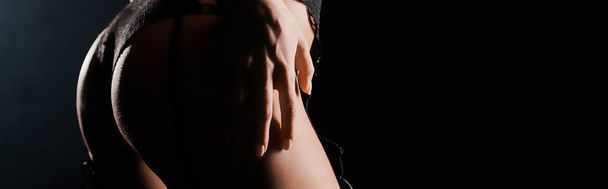 tiro panorámico de mujer sexy en bragas de encaje de pie en negro
  - Foto, Imagen