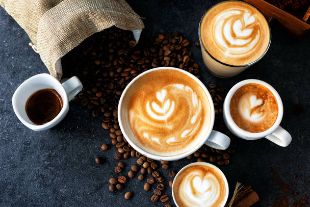 Эспрессо и кофейные чашки с кофейными зернами на заднем плане
 - Фото, изображение