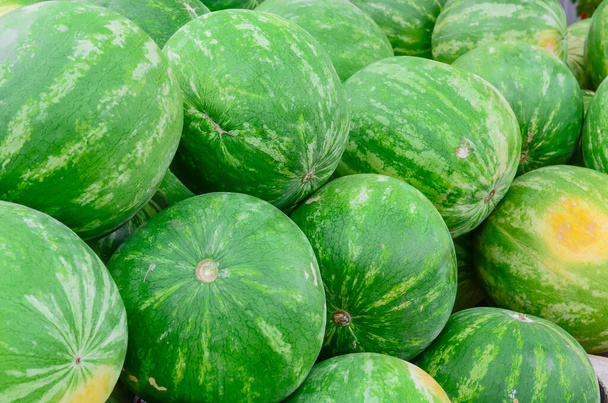 Nyers egész görögdinnye háttér az amerikai termelői piacon - Fotó, kép