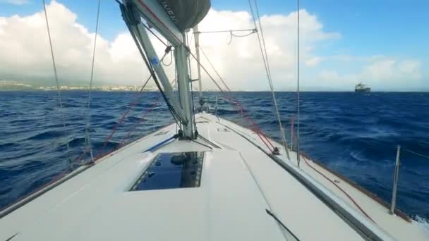 ヨットの海でセーリング。帆船の前から見える海 - 映像、動画