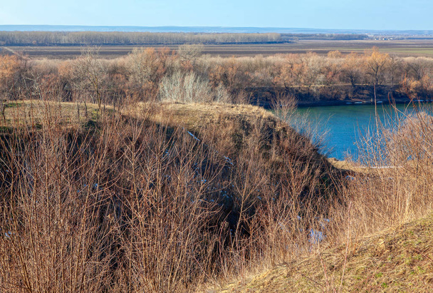 kora tavasszal természet, kilátás a tóra a völgyben  - Fotó, kép