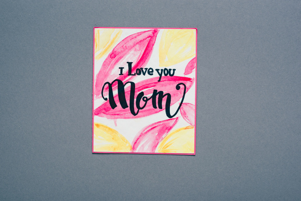 Вид сверху поздравительной открытки "Я люблю тебя, мама"
  - Фото, изображение