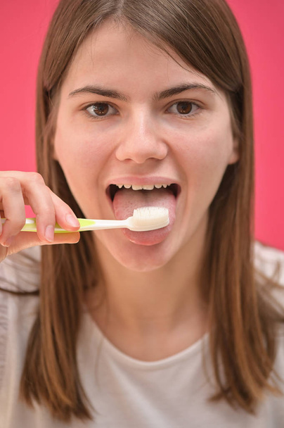 Mujer limpieza lengua
 - Foto, imagen