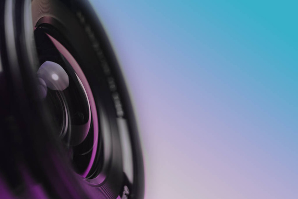 Красивая объектив камеры с фиолетовым светом стекла на современных цветах и настроение социального фона
.   - Фото, изображение