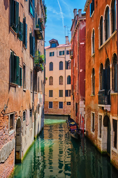 Canal étroit avec télécabine à Venise, Italie
 - Photo, image
