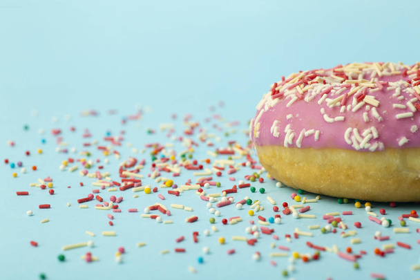 Donut (doughnut) of different colors on a blue background with m - Foto, Bild