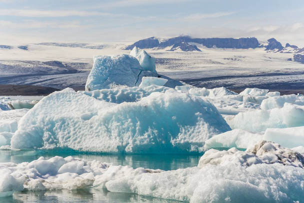 Bellissimo scatto di iceberg con montagne innevate sullo sfondo - Foto, immagini
