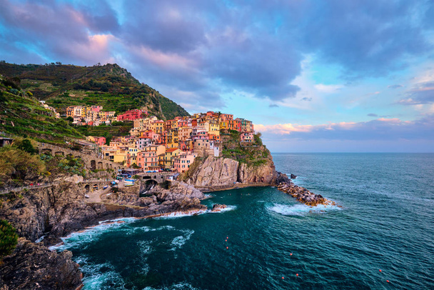 Wieś Manarola o zachodzie słońca, Cinque Terre, Liguria, Włochy - Zdjęcie, obraz