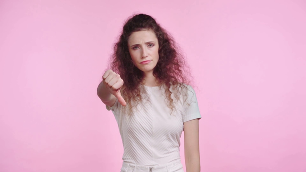 роздратована жінка, що демонструє нелюбов ізольована на рожевому
  - Кадри, відео