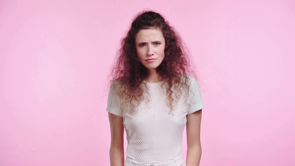 Irritierte Frau schreit vereinzelt auf rosa  - Filmmaterial, Video