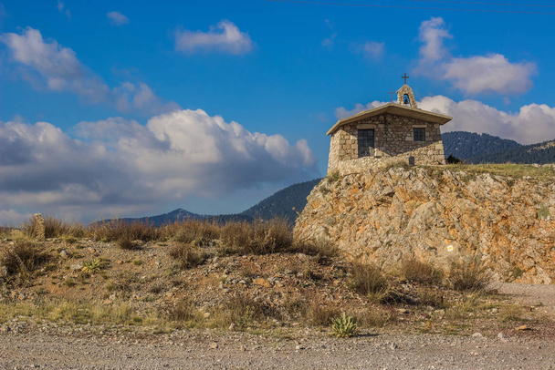 pequeno ponto de caminhada igreja ortodoxa para peregrinos em rochas de montanha natureza paisagem ambiente em tempo claro no céu azul vazio fundo
 - Foto, Imagem