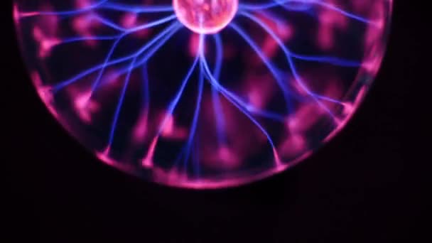 Esfera móvil de la bola de rayos de plasma sobre fondo negro. Tubo de descarga de gas inerte cambiando de color. Lámpara de descarga Tesla, globo de plasma con relámpago de alto voltaje. Experimento de bobina con electricidad
. - Metraje, vídeo