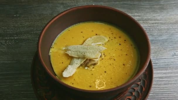 langzame zoom in op kaasroom soep versierd met champignons en gedroogd brood - Video