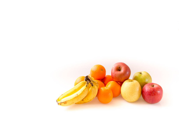 Несколько видов фруктов на белом фоне
 - Фото, изображение