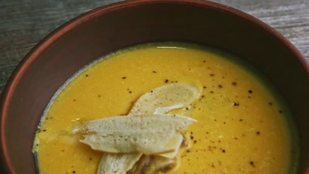 close-up panorama naar beneden op kaas room soep met champignons en gedroogd brood - Video