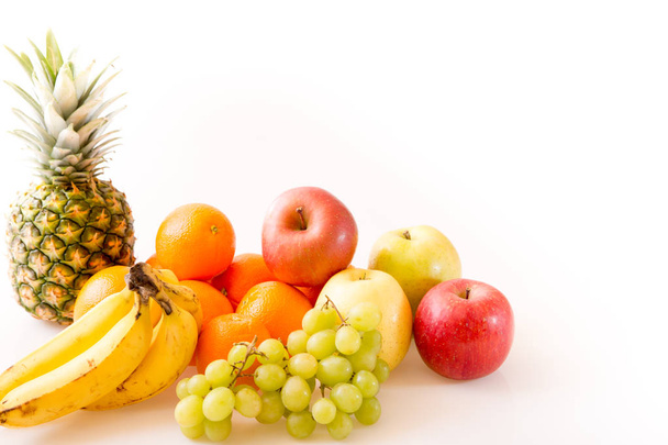 verschiedene Arten von Früchten auf weißem Hintergrund - Foto, Bild
