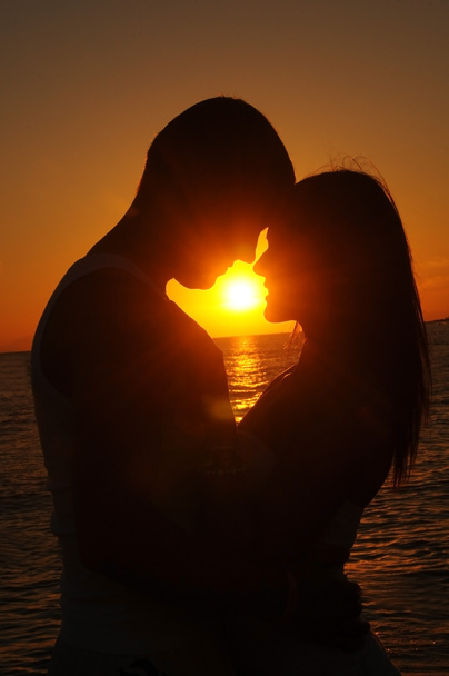 Un couple sur la plage au coucher du soleil
 - Photo, image
