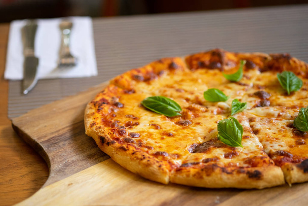 Pizza mit Käse lecker frisch, hausgemacht - Foto, Bild