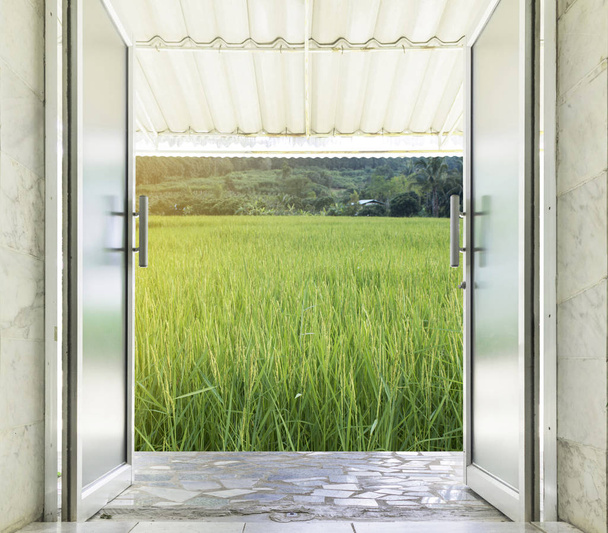 Κοντινό πλάνο της γυάλινης πόρτας αλουμινίου ανοικτή σε εξωτερικούς χώρους - Φωτογραφία, εικόνα