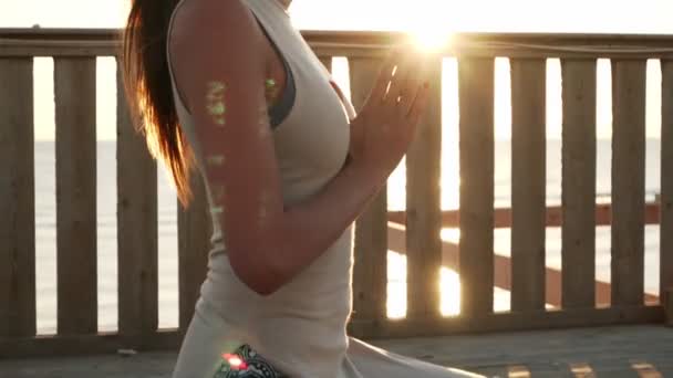 Közelkép kaukázusi lány meditáció a tetőn a napsütésben - Felvétel, videó
