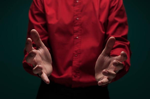 Hand of an young man holds an invisible object - Foto, afbeelding