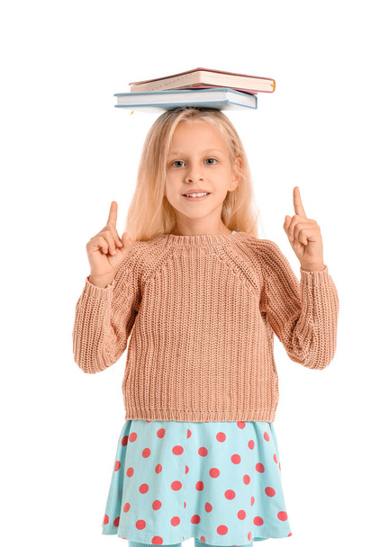 Κοριτσάκι με βιβλία σε λευκό φόντο - Φωτογραφία, εικόνα