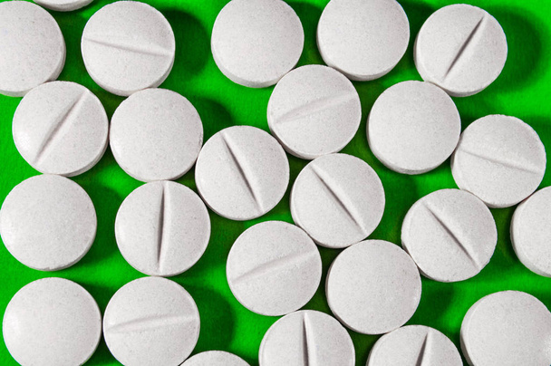 Bílé lékařské pilulky a tablety s lahvičkou - Fotografie, Obrázek