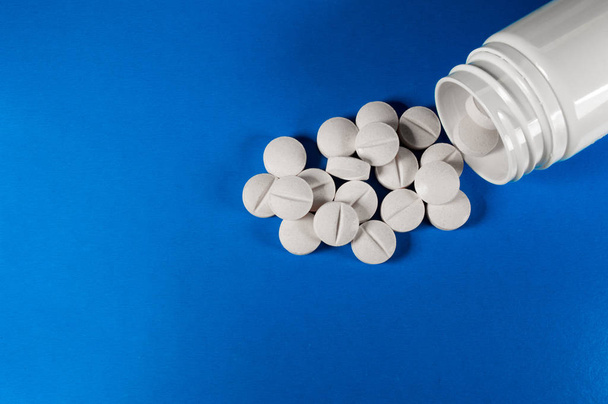Pilules médicales blanches et comprimés avec bouteille
 - Photo, image