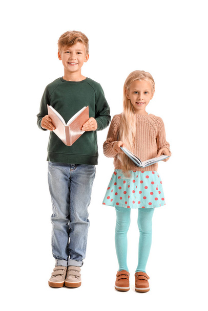 kleine Kinder mit Büchern auf weißem Hintergrund - Foto, Bild