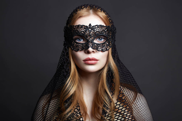 Hermosa mujer joven en una máscara de carnaval
 - Foto, imagen