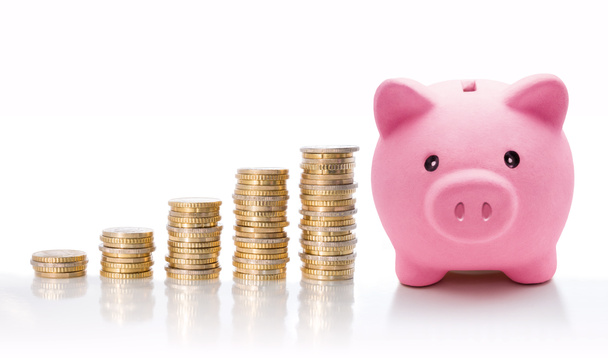 Банк свиней со стопками монет евро - концепция увеличения
 - Фото, изображение
