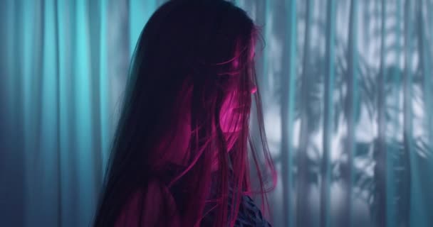 oczy kaukaskie dziewczyna portret młody obraca się w aparat kolor neon palec punkty fioletowy wiatr zielony tło - Materiał filmowy, wideo