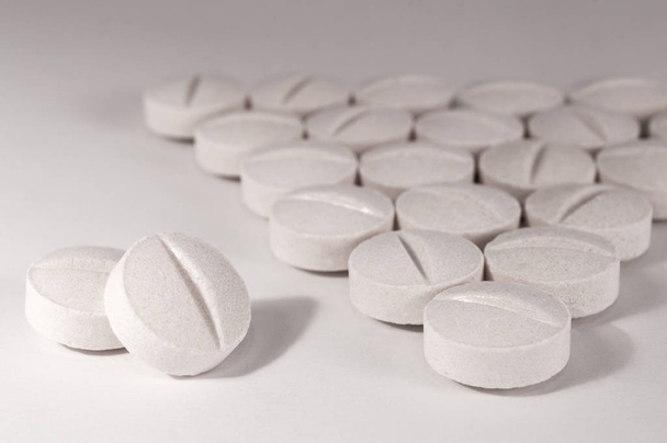Comprimidos médicos brancos e comprimidos com garrafa
 - Foto, Imagem