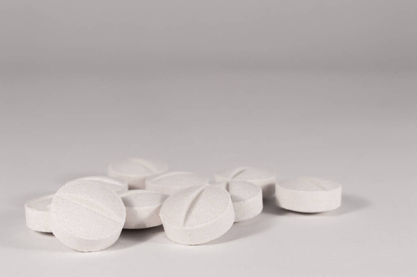 Comprimidos médicos brancos e comprimidos com garrafa
 - Foto, Imagem