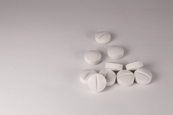 Белые медицинские таблетки и таблетки с бутылкой
 - Фото, изображение