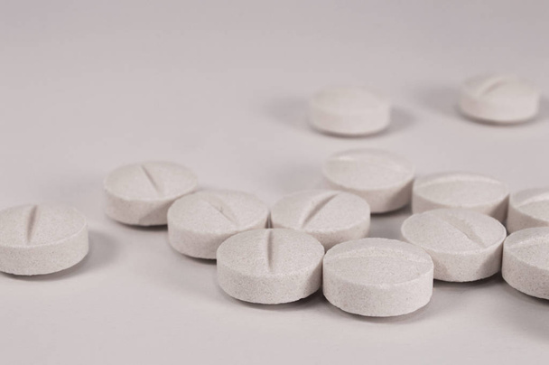Білі медичні таблетки та таблетки з пляшкою
 - Фото, зображення