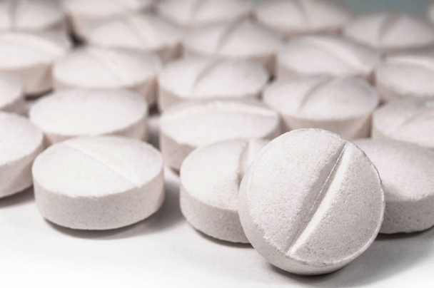 Fehér orvosi tabletták és tabletták tartályban - Fotó, kép
