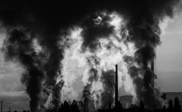 Σκούρος καπνός από καμινάδα στο εργοστάσιο. Ατμοσφαιρική ρύπανση - Φωτογραφία, εικόνα