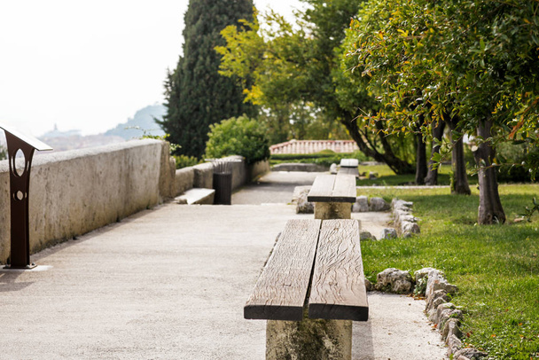 Jardin avec bancs dans un monastère sur la colline de Cimiez à Nice, France
. - Photo, image