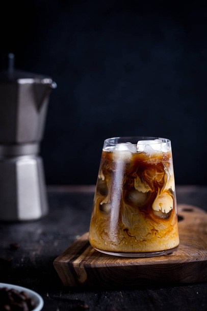 bebida fría de café tarde con hielo. Café helado en una mesa de madera con
 - Foto, Imagen