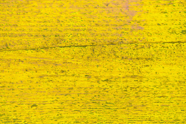 Деревянный потрепанный забор, покрашенный в желтый. Текстура, фон
. - Фото, изображение