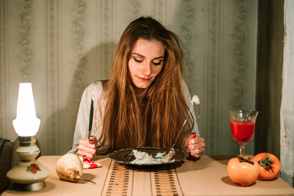 Dziewczyna w nocnej koszuli czesająca obiad. Smalec z włosami. Dziwna koncepcja - Zdjęcie, obraz