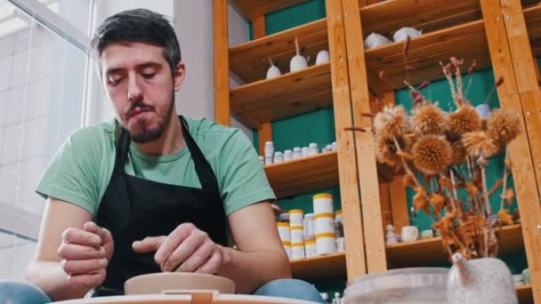 Ceramista uomo che lavora con una pentola di argilla in laboratorio
 - Filmati, video