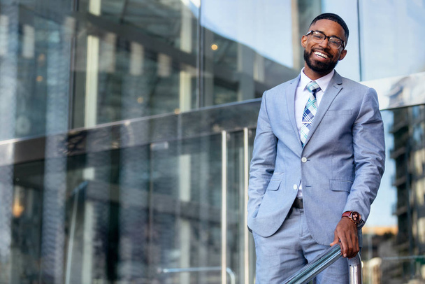 Lächelnd fröhlich erfolgreicher afroamerikanischer Geschäftsmann Ceo in stylischem, modernem Anzug, fröhlich warmherzig und vornehm Porträt - Foto, Bild