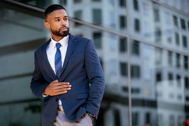 Stilvoller moderner afrikanisch-amerikanischer Geschäftsmann, Geschäftsmodell posiert im trendigen Anzug-Outfit, gutaussehender Manager - Foto, Bild