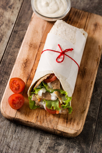 Sanduíche de kebab ou shawarma do doador
  - Foto, Imagem