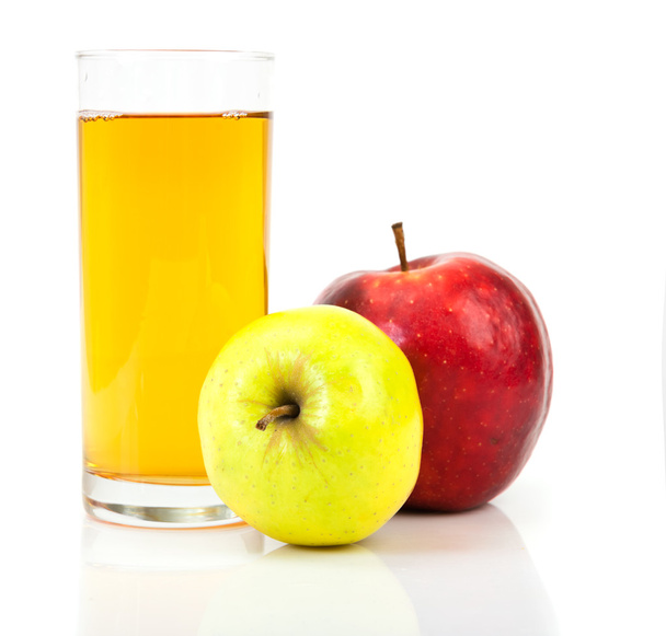 Delicious apple juice in glass and apples - Foto, afbeelding