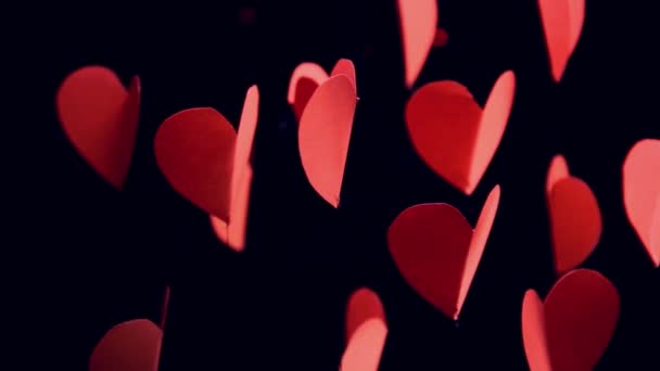 corazones de papel rojo girando suavemente en 360 grados con luces rojas intermitentes bokeh en fondo negro como amor o concepto de San Valentín
 - Imágenes, Vídeo